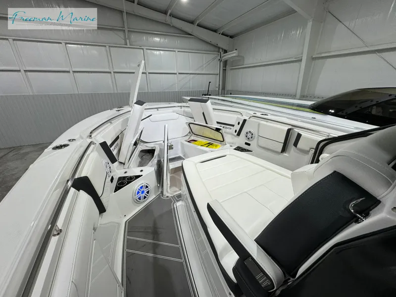 Slide: The Image of Blackfin 332 CC 2022 - 109