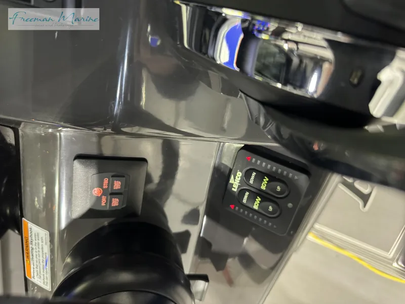 Slide: The Image of Blackfin 332 CC 2022 - 130