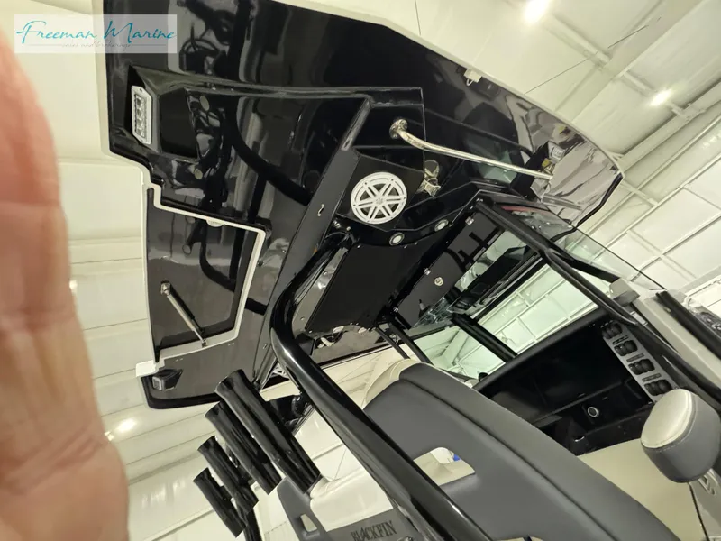 Slide: The Image of Blackfin 332 CC 2022 - 64