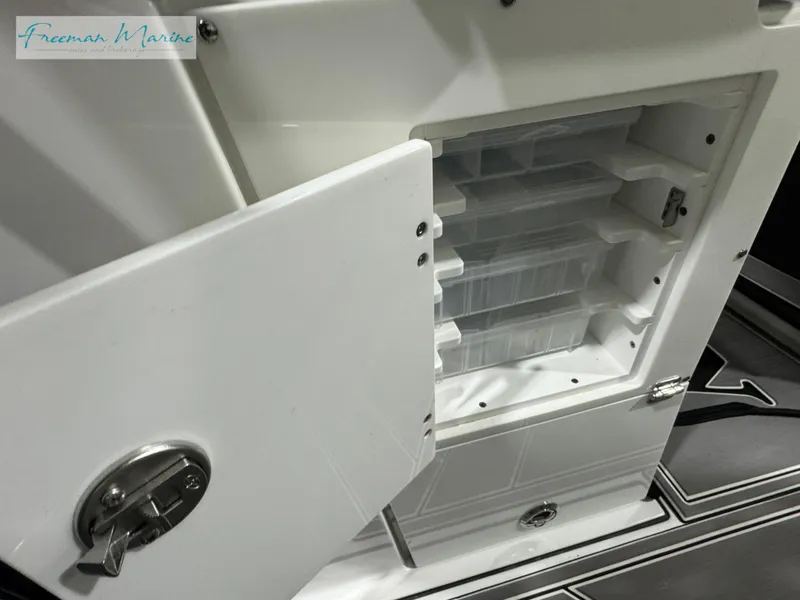 Slide: The Image of Blackfin 332 CC 2022 - 68