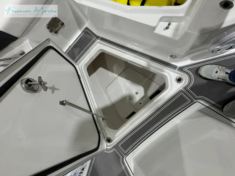 Slide: The Image of Blackfin 332 CC 2022 - 72