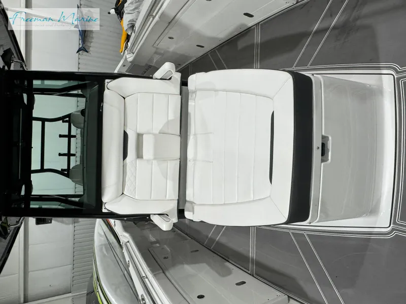 Slide: The Image of Blackfin 332 CC 2022 - 78