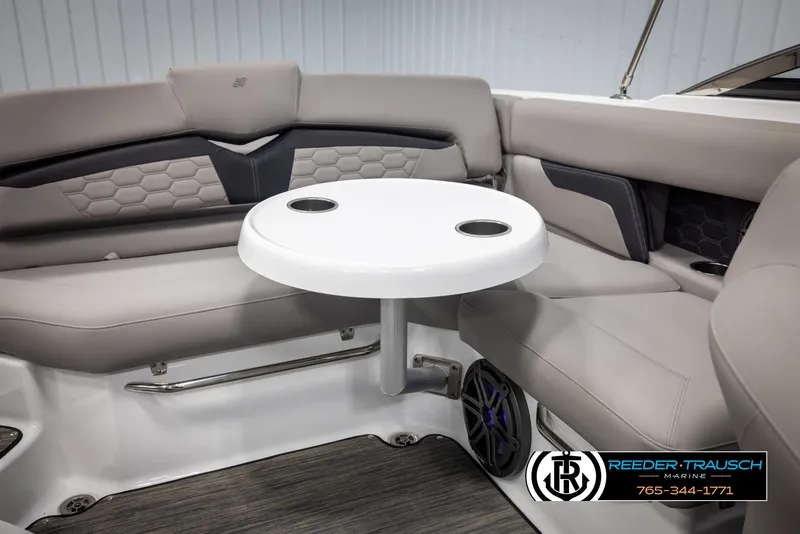 Slide: The Image of Four Winns HD5 2025 - 55