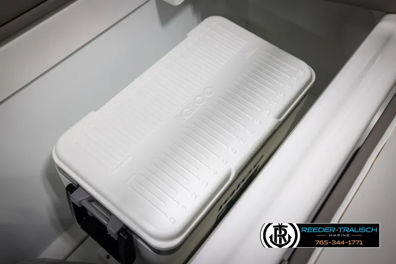 Slide: The Image of Four Winns HD5 2025 - 57