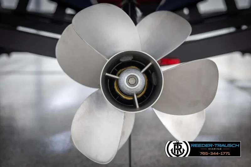 Slide: The Image of Four Winns HD5 2025 - 64