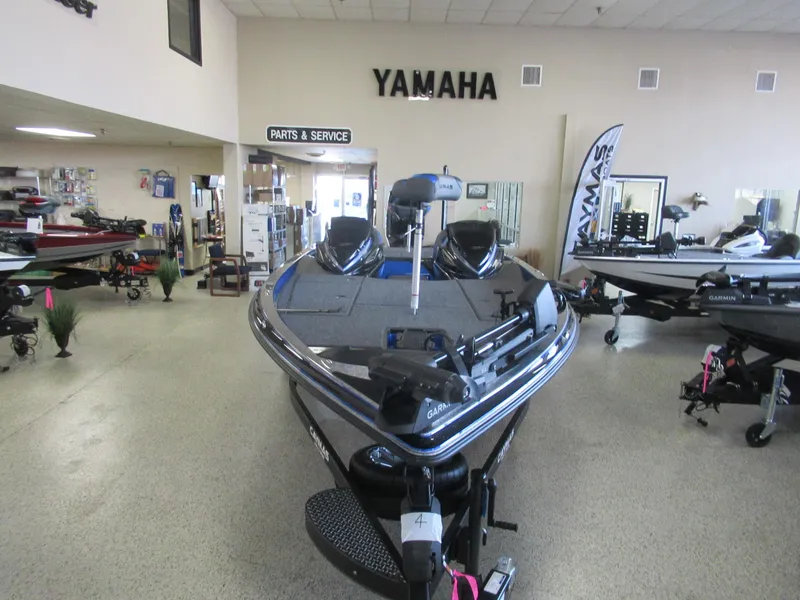 Slide: The Image of 2025 Caymas CX 21 PRO boat displayed in showroom with Yamaha signage. - 4