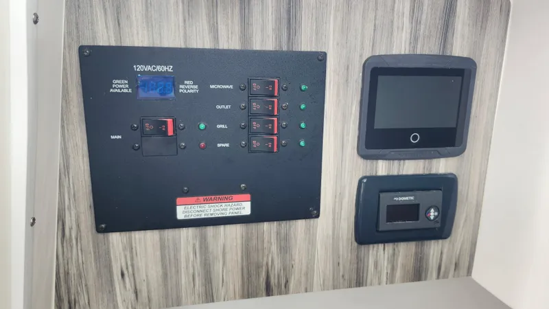 Slide: The Image of Edgewater 280CX Crossover 2023 - 56