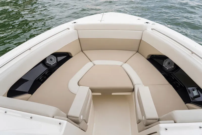 Slide: The Image of Boston Whaler 280 Vantage 2025 - 34