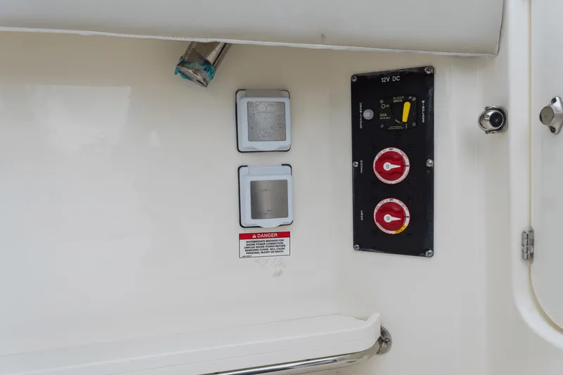 Slide: The Image of Boston Whaler 280 Vantage 2025 - 42