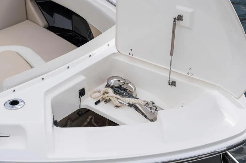 Slide: The Image of Boston Whaler 280 Vantage 2025 - 45