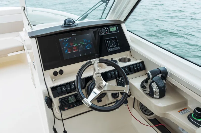 Slide: The Image of Boston Whaler 280 Vantage 2025 - 50