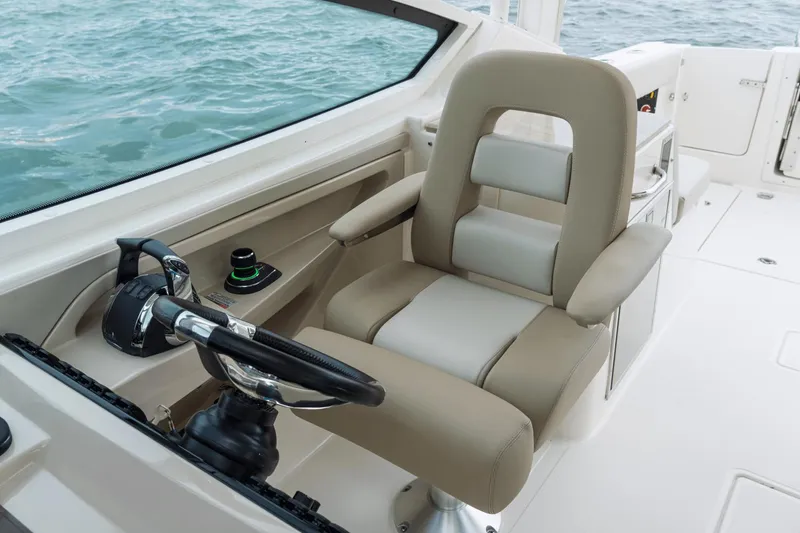 Slide: The Image of Boston Whaler 280 Vantage 2025 - 55