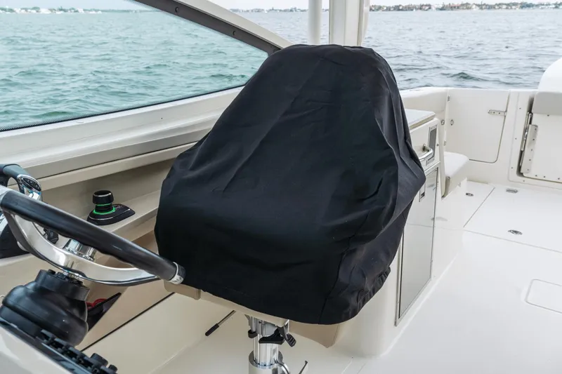 Slide: The Image of Boston Whaler 280 Vantage 2025 - 57