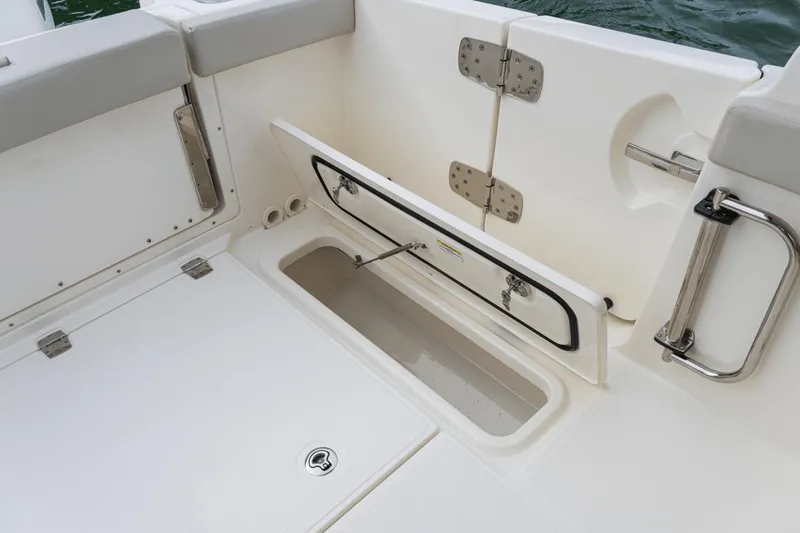 Slide: The Image of Boston Whaler 280 Vantage 2025 - 67