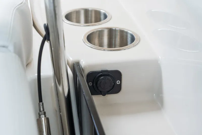 Slide: The Image of Boston Whaler 280 Vantage 2025 - 68