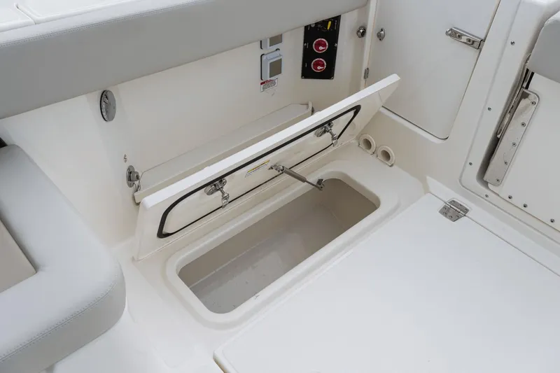 Slide: The Image of Boston Whaler 280 Vantage 2025 - 71