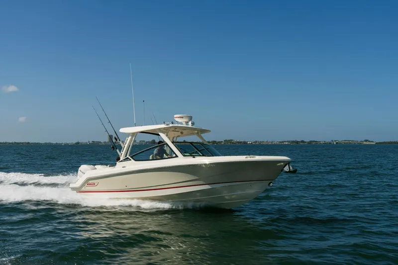 Slide: The Image of Boston Whaler 280 Vantage 2025 - 8