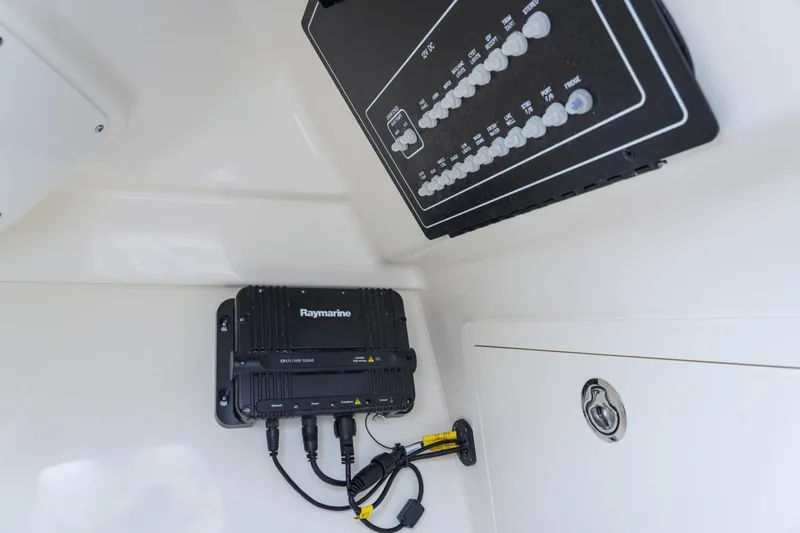 Slide: The Image of Boston Whaler 280 Vantage 2025 - 81