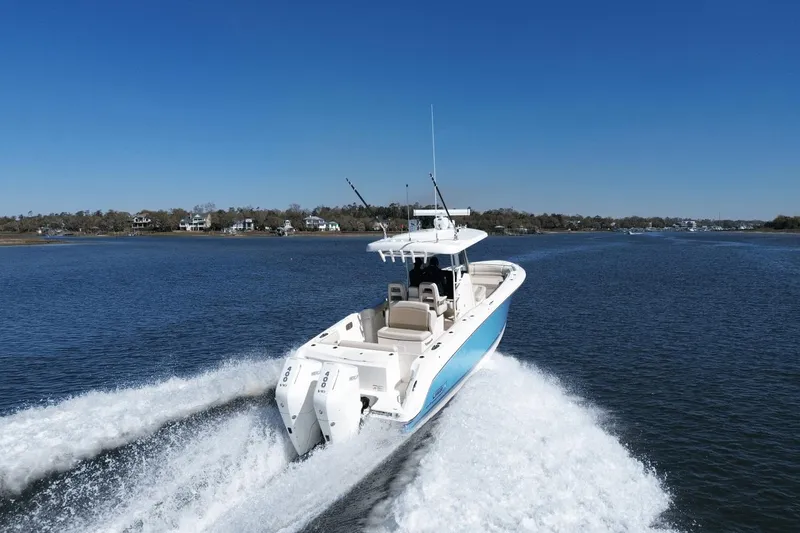 Slide: The Image of Boston Whaler 330 Outrage 2025 - 17