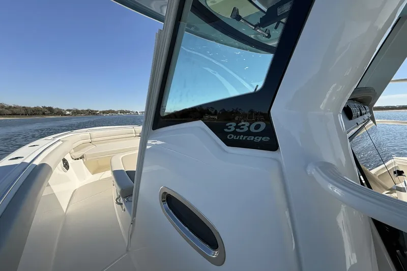 Slide: The Image of Boston Whaler 330 Outrage 2025 - 18