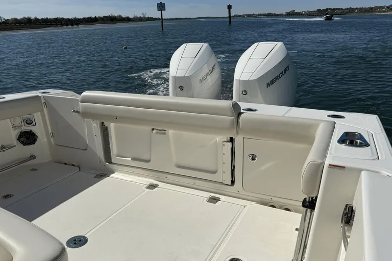 Slide: The Image of Boston Whaler 330 Outrage 2025 - 19