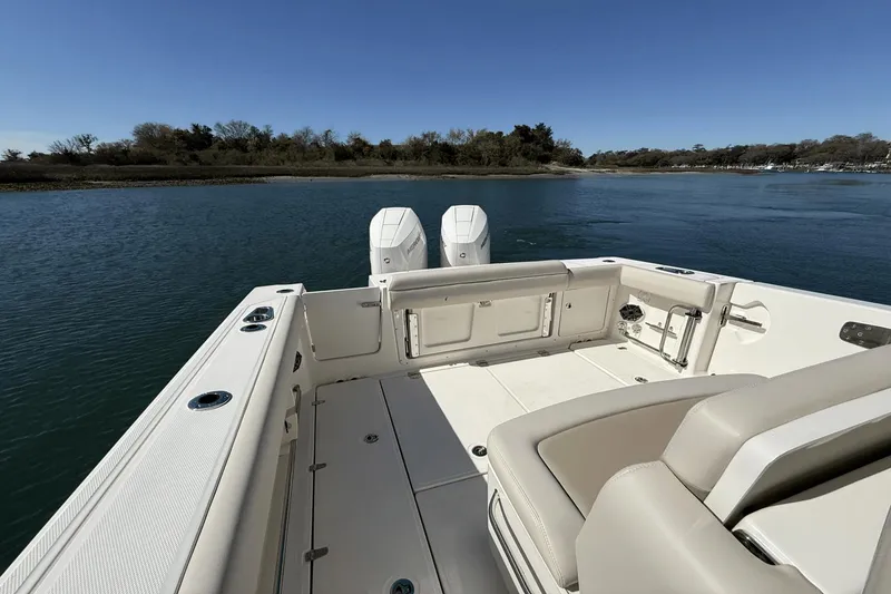 Slide: The Image of Boston Whaler 330 Outrage 2025 - 20