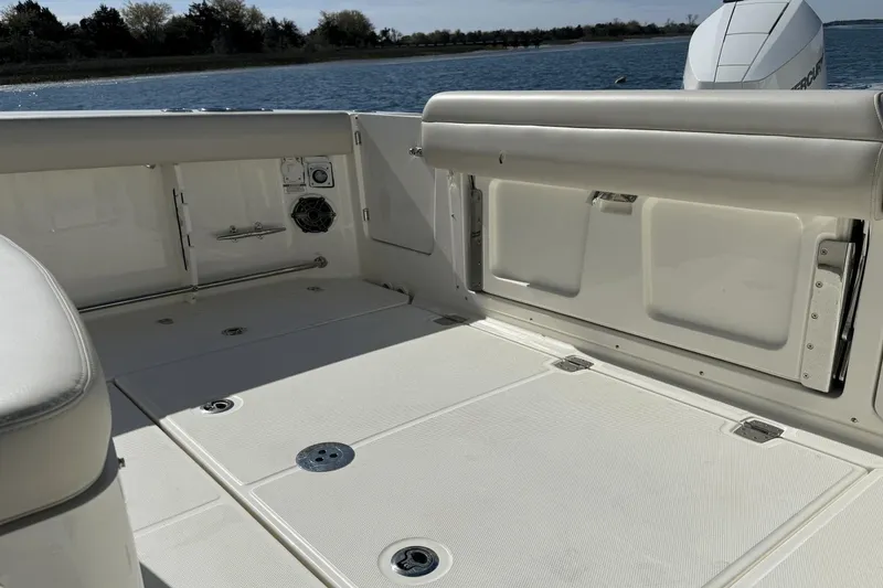 Slide: The Image of Boston Whaler 330 Outrage 2025 - 21