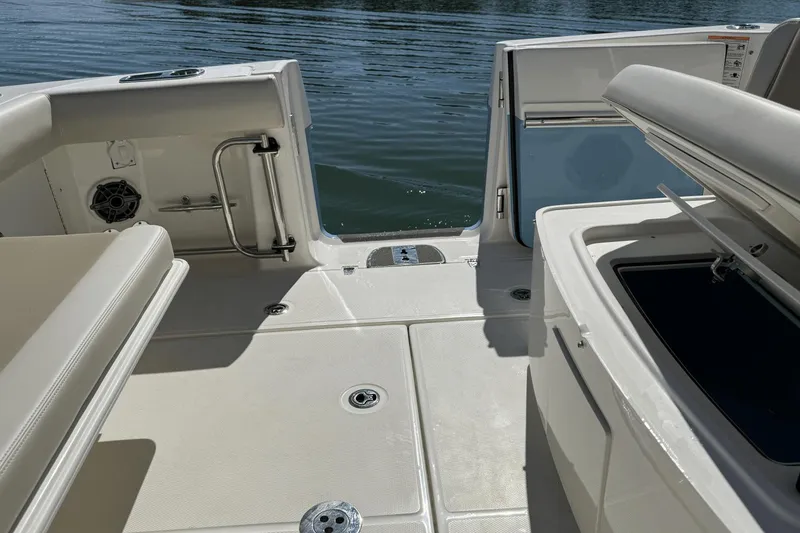 Slide: The Image of Boston Whaler 330 Outrage 2025 - 22