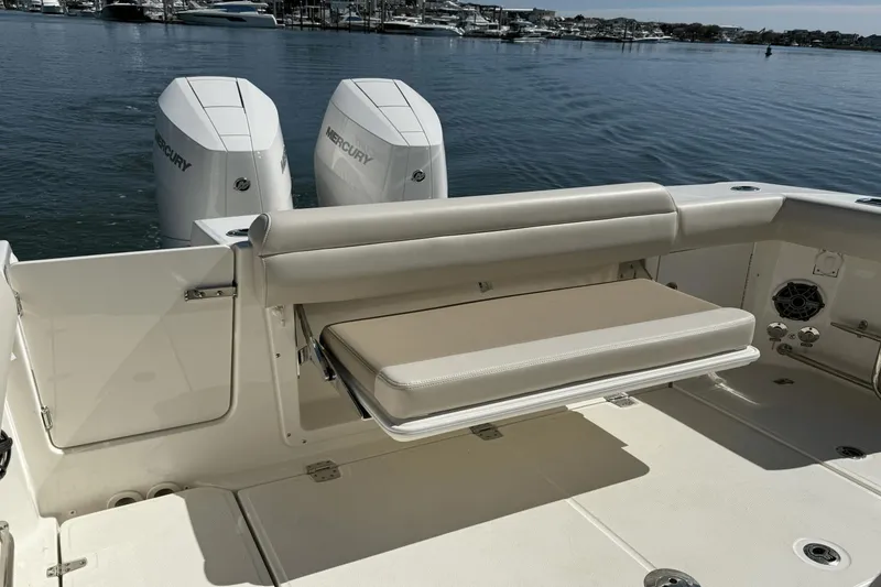 Slide: The Image of Boston Whaler 330 Outrage 2025 - 24