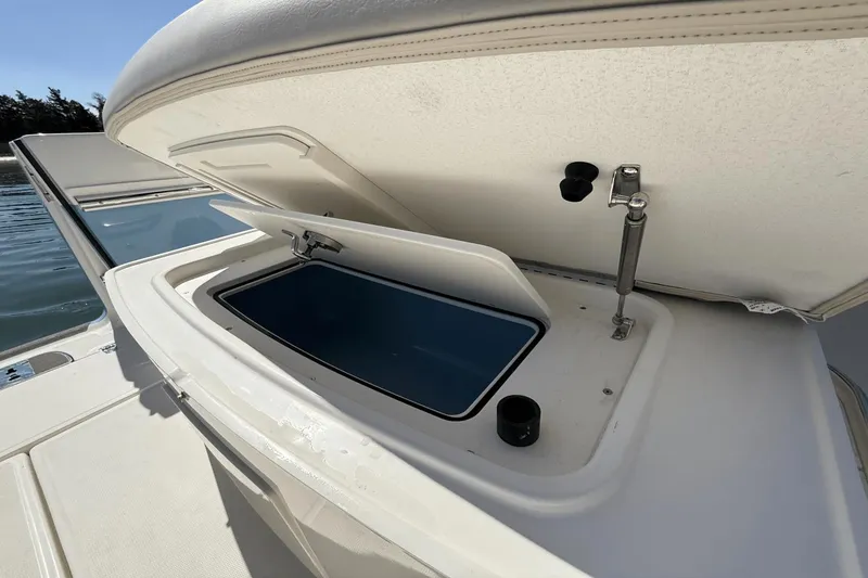 Slide: The Image of Boston Whaler 330 Outrage 2025 - 25