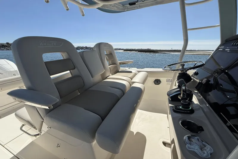 Slide: The Image of Boston Whaler 330 Outrage 2025 - 29