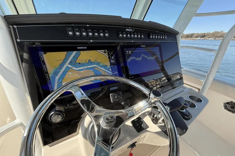 Slide: The Image of Boston Whaler 330 Outrage 2025 - 31