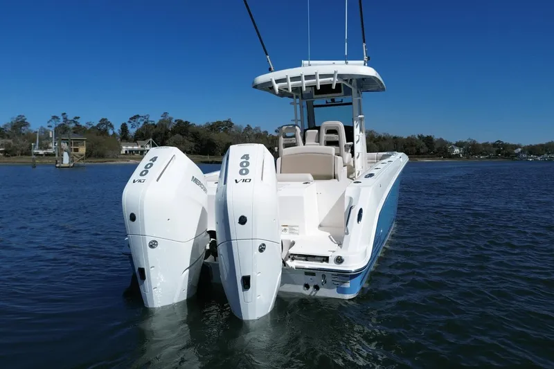 Slide: The Image of Boston Whaler 330 Outrage 2025 - 8