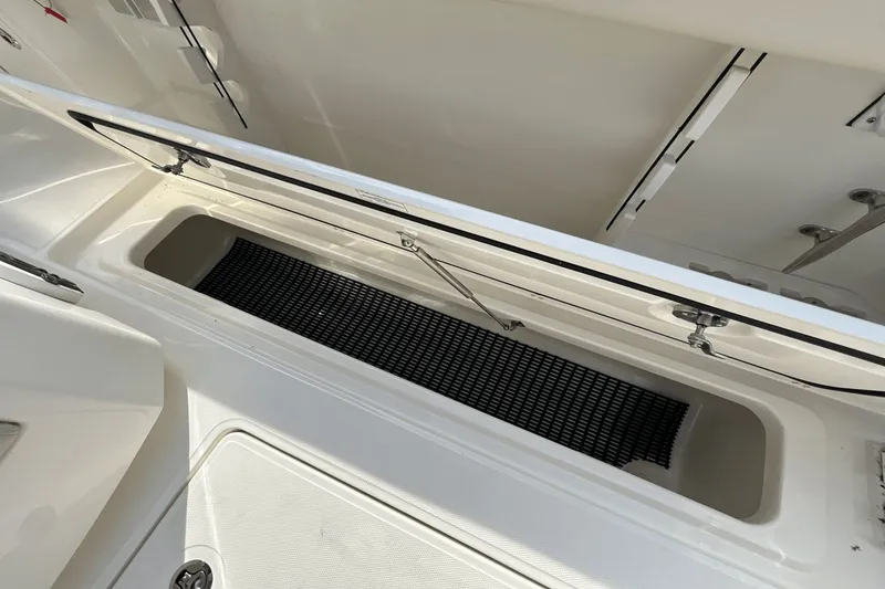 Slide: The Image of Boston Whaler 360 Outrage 2026 - 19