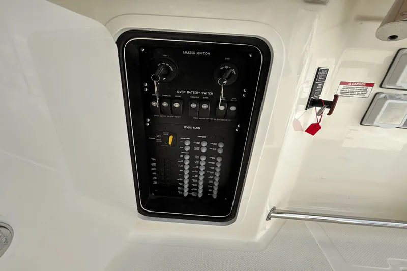 Slide: The Image of Boston Whaler 360 Outrage 2026 - 22