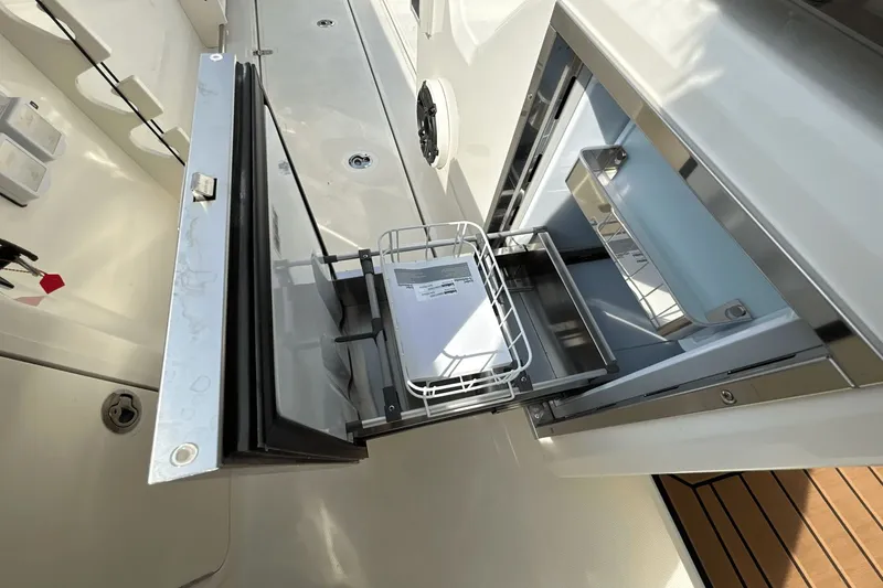 Slide: The Image of Boston Whaler 360 Outrage 2026 - 23