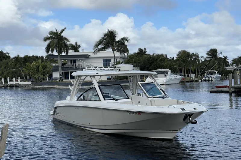 Slide: The Image of Boston Whaler 320 Vantage 2018 - 0