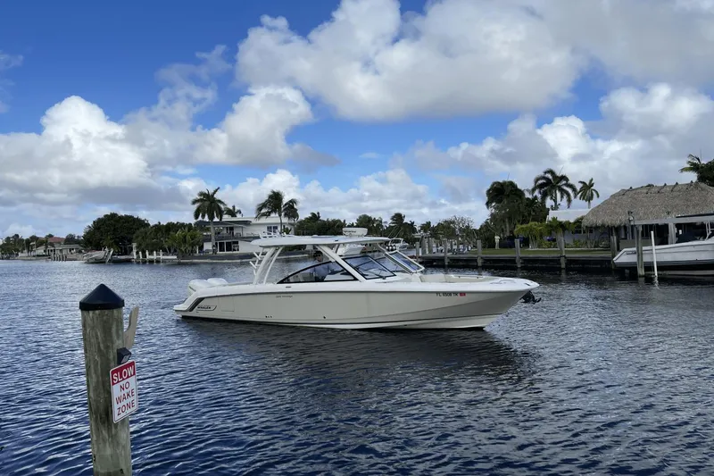 Slide: The Image of Boston Whaler 320 Vantage 2018 - 1