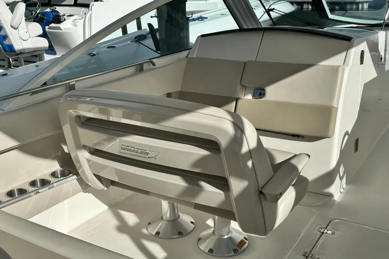 Slide: The Image of Boston Whaler 320 Vantage 2018 - 13