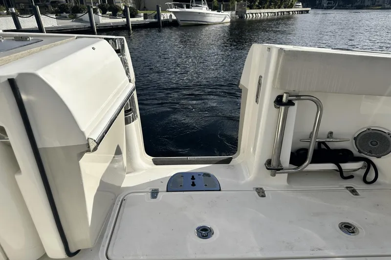 Slide: The Image of Boston Whaler 320 Vantage 2018 - 23