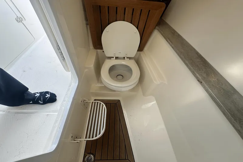 Slide: The Image of Boston Whaler 320 Vantage 2018 - 24