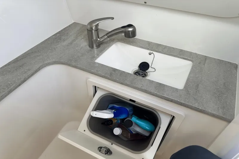 Slide: The Image of Boston Whaler 320 Vantage 2018 - 25