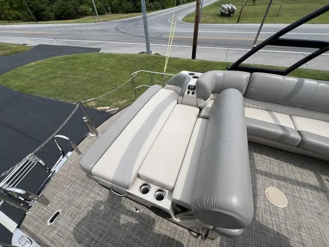 Slide: The Image of 2018 Harris Grand Mariner SEL 250 boat interior with plush seating and cup holders. - 10