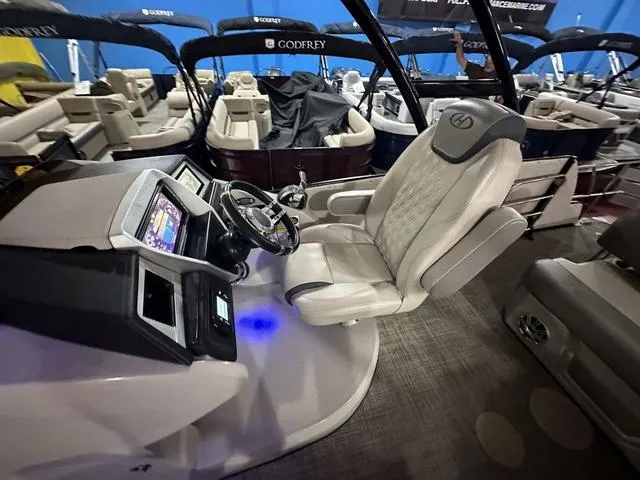 Slide: The Image of 2018 Harris Grand Mariner SEL 250 boat interior with captain's chair and control panel. - 22