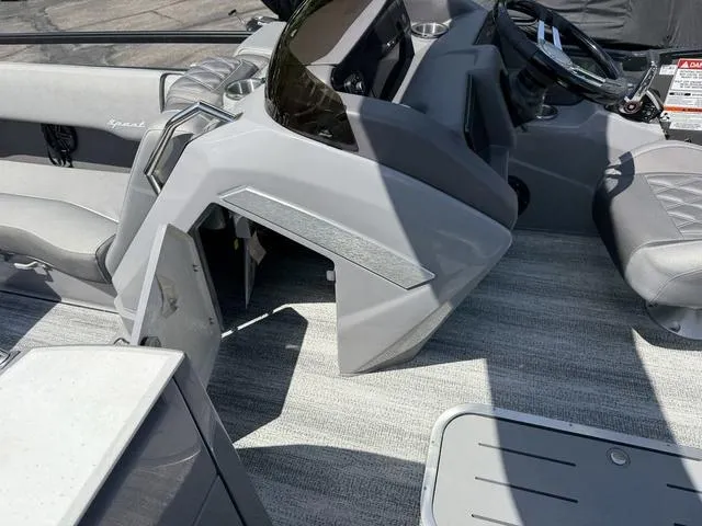 Slide: The Image of Bennington R Bowrider Quad Bench 25RTFBA Tritoon 2025 - 11