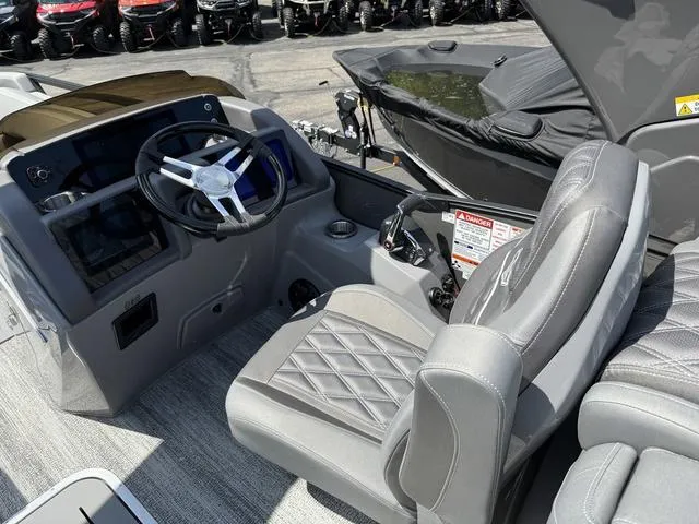 Slide: The Image of Bennington R Bowrider Quad Bench 25RTFBA Tritoon 2025 - 12