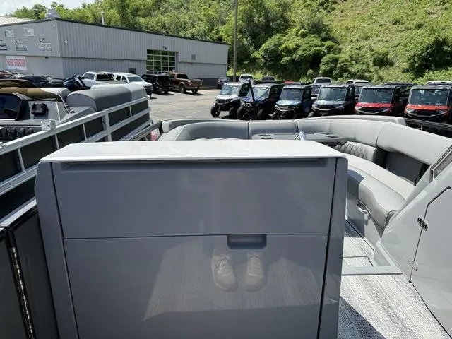 Slide: The Image of Bennington R Bowrider Quad Bench 25RTFBA Tritoon 2025 - 19