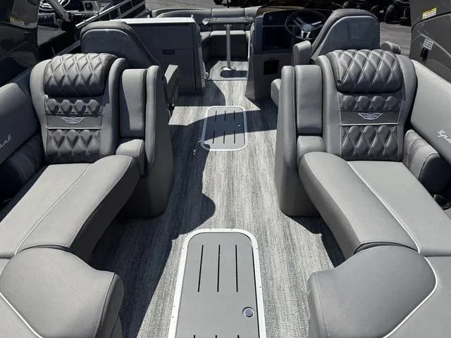 Slide: The Image of Bennington R Bowrider Quad Bench 25RTFBA Tritoon 2025 - 21