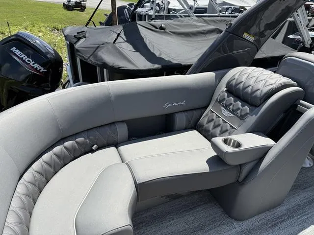 Slide: The Image of Bennington R Bowrider Quad Bench 25RTFBA Tritoon 2025 - 22