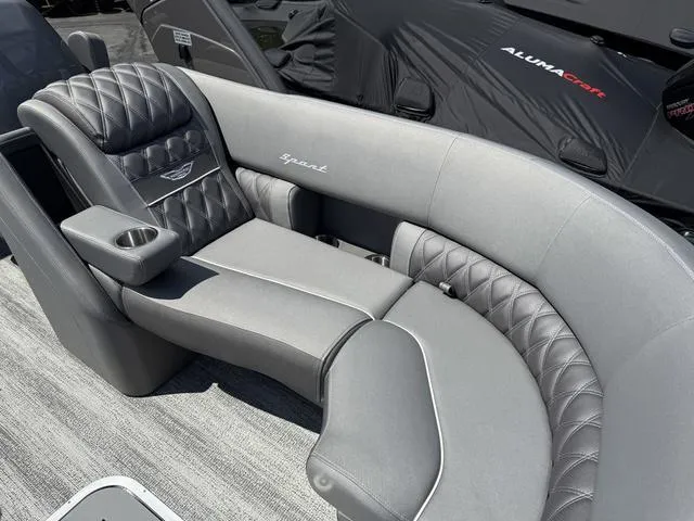 Slide: The Image of Bennington R Bowrider Quad Bench 25RTFBA Tritoon 2025 - 24